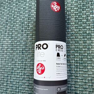 manduka PRO lite yoga mat mat - charcoal gray with red logo
